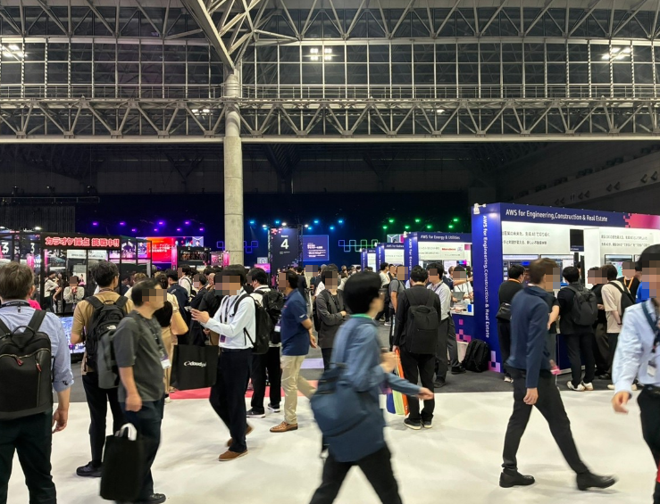 AWS Summit Japan 2026 来場者で賑わうブースエリアの熱気